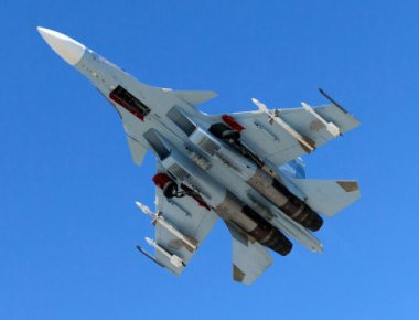 Δύο κινεζικά μαχητικά αεροσκάφη Su-30 πραγματοποίησαν «μη επαγγελματική» αναχαίτιση ενός αμερικανικού αεροσκάφους